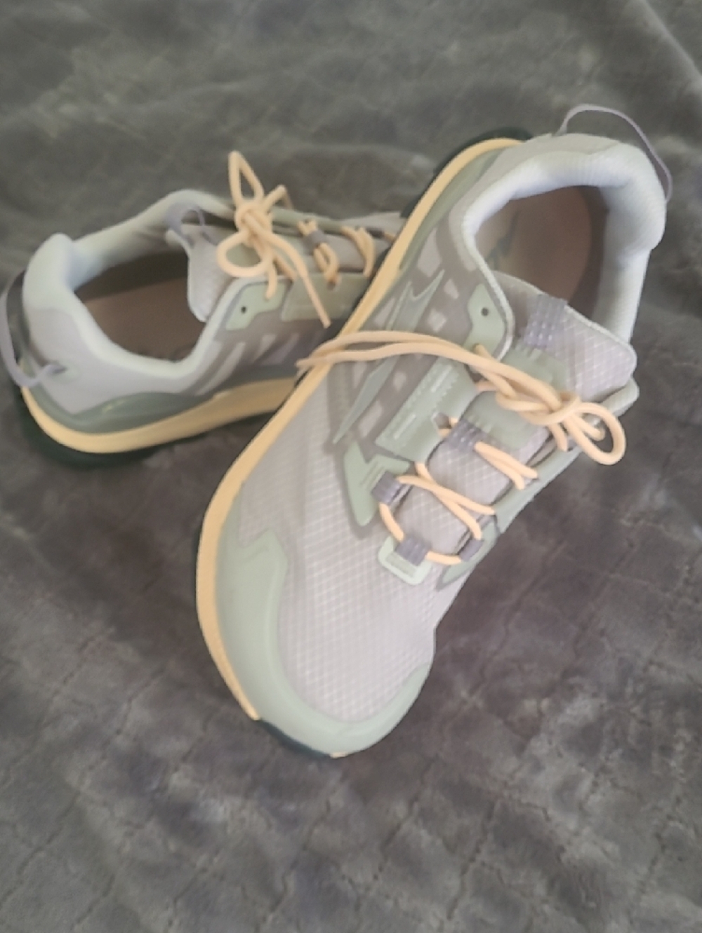 Altra Lone Peak GoreTex Women’s Running Shoes in Light Gray with Peach Laces - Picture 7 of 8